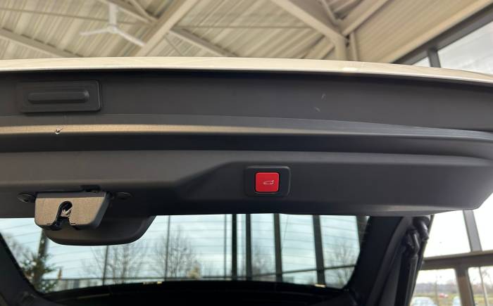 PEUGEOT 3008 Hybrid 145 e-DCS6 GT