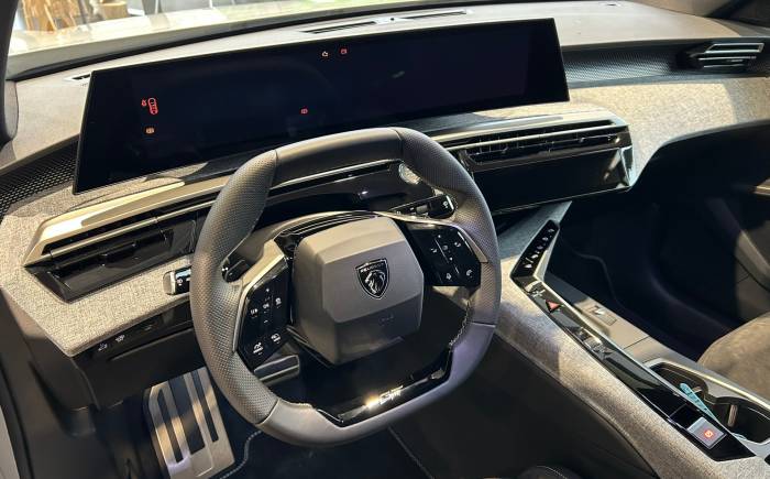 PEUGEOT 3008 Hybrid 145 e-DCS6 GT