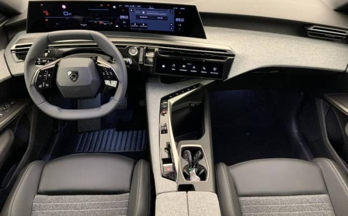 PEUGEOT 3008 HYBRID 145 E-DCS6 ALLURE