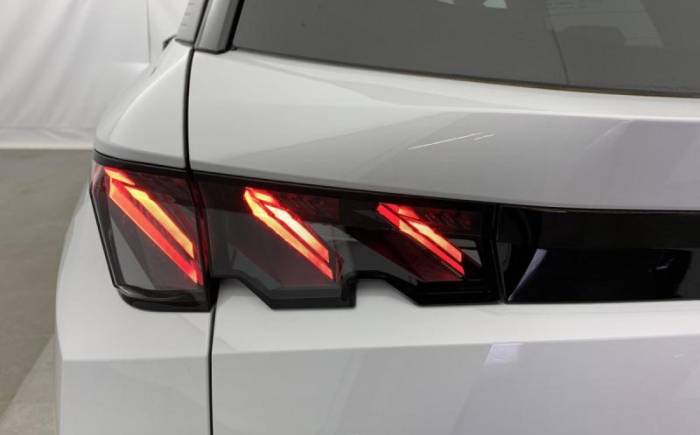 PEUGEOT 5008 HYBRID 145 E-DCS6 GT