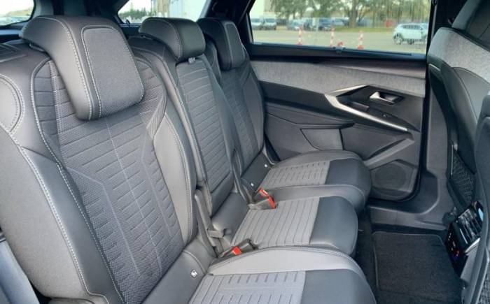 PEUGEOT 5008 HYBRID 145 E-DCS6 GT