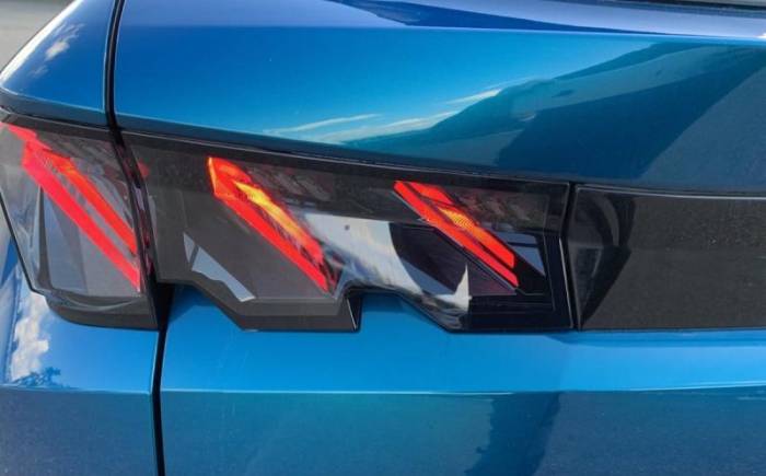 PEUGEOT 5008 HYBRID 145 E-DCS6 GT
