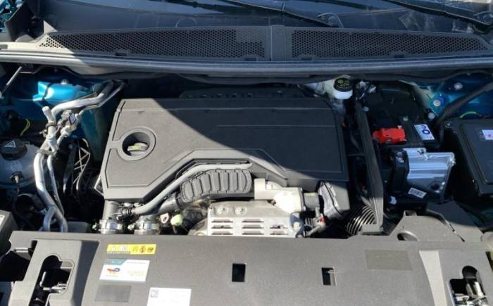 PEUGEOT 5008 HYBRID 145 E-DCS6 GT