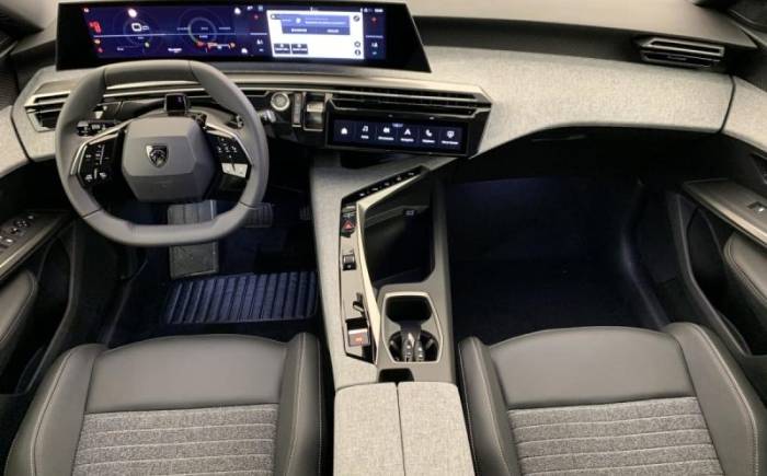 PEUGEOT 5008 HYBRID 145 E-DCS6 ALLURE