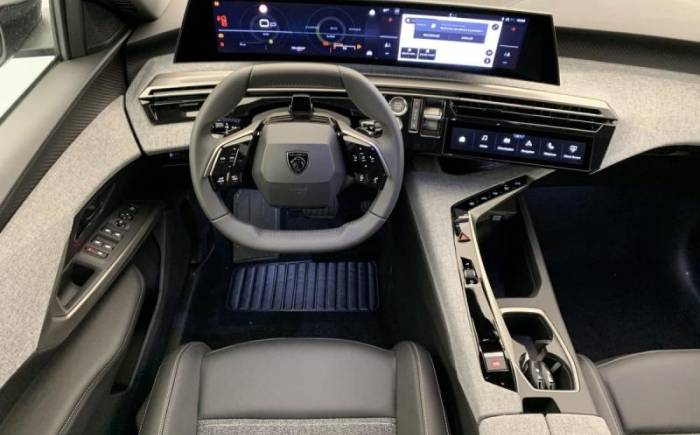 PEUGEOT 5008 HYBRID 145 E-DCS6 ALLURE