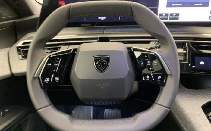 PEUGEOT 5008 HYBRID 145 E-DCS6 ALLURE
