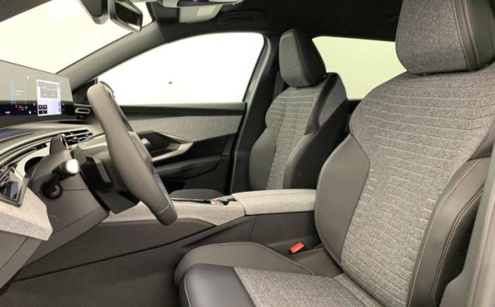 PEUGEOT 5008 HYBRID 145 E-DCS6 ALLURE