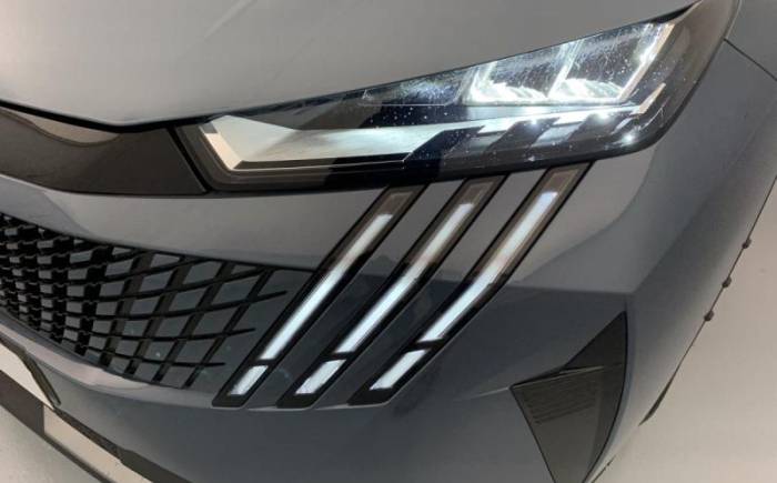 PEUGEOT 5008 HYBRID 145 E-DCS6 ALLURE