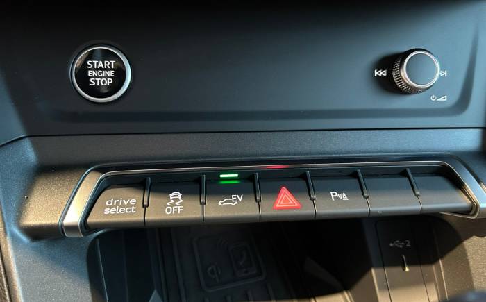 AUDI Q3 45 tfsie 245 ch s tronic 6 s line