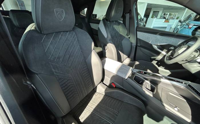 PEUGEOT 3008 Hybrid 145 e-dcs6 gt *** toit panoramique ouvrant et alcantara ***