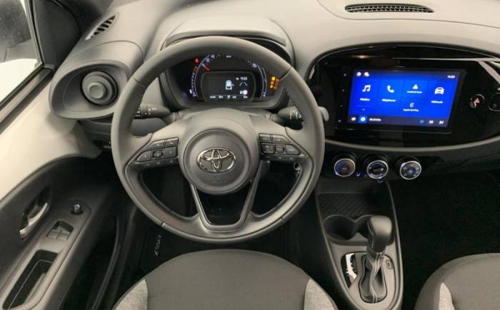 TOYOTA Aygo x 1.0 VVT-I 72 S-CVT DYNAMIC