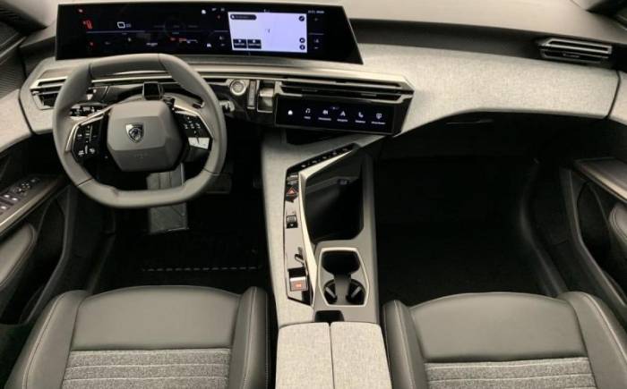PEUGEOT 5008 HYBRID 145 E-DCS6 ALLURE