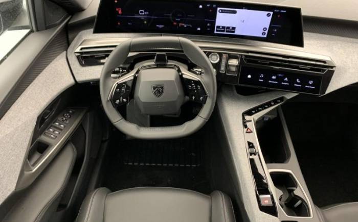 PEUGEOT 5008 HYBRID 145 E-DCS6 ALLURE