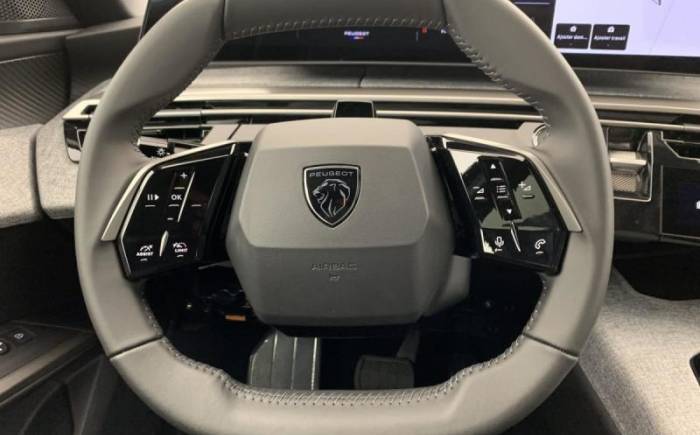 PEUGEOT 5008 HYBRID 145 E-DCS6 ALLURE