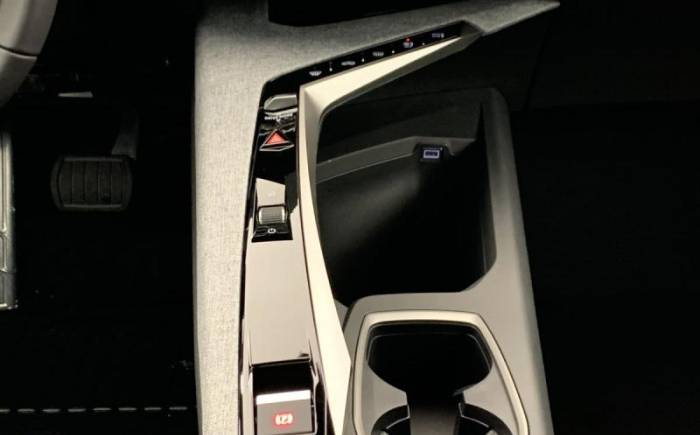 PEUGEOT 5008 HYBRID 145 E-DCS6 ALLURE