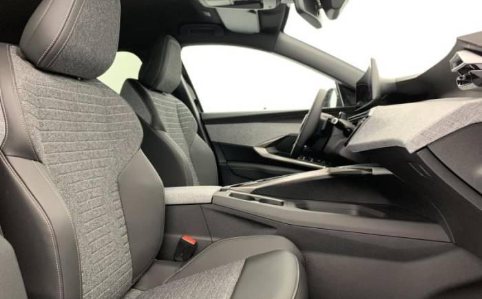 PEUGEOT 5008 HYBRID 145 E-DCS6 ALLURE