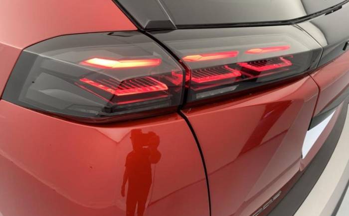 PEUGEOT 2008 Hybrid 145 e-dcs6 allure