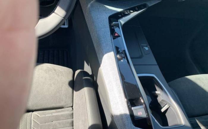 PEUGEOT 5008 HYBRID 145 E-DCS6 GT