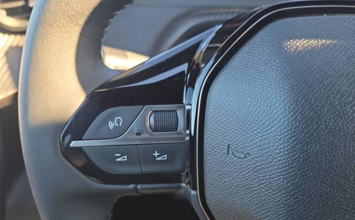 PEUGEOT 2008 HYBRID 145 E-DCS6 ALLURE