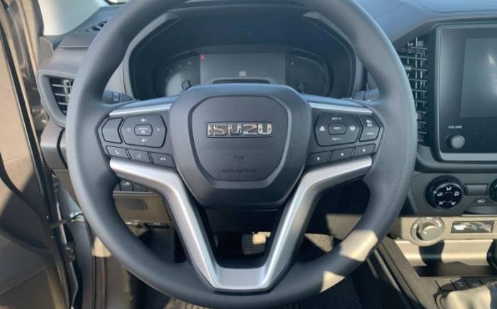 ISUZU D-MAX 2.2L SINGLE CABINE M T B-STRONG